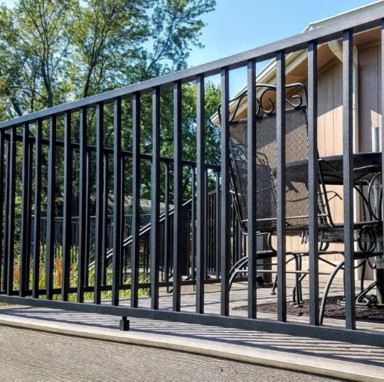Patio deck completed with Westbury Aluminum railing. Table and chairs are sitting on the deck.